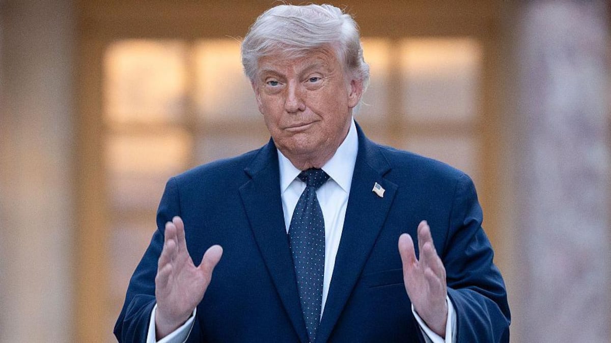 Trump firma en Versalles acuerdo con Irán para poner fin a la guerra