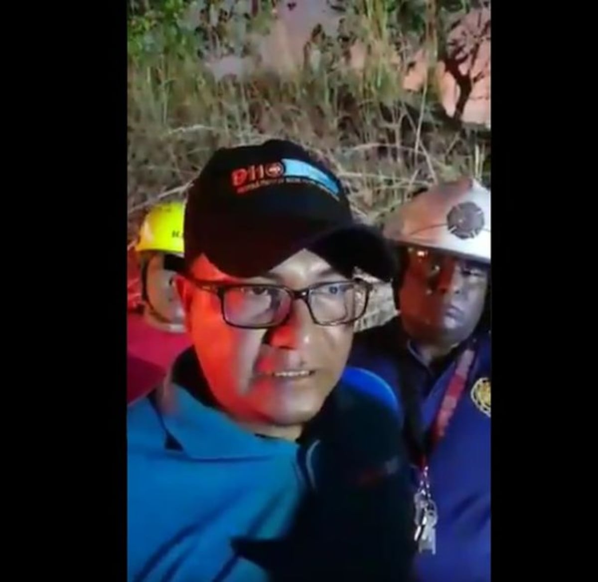 Se quedó sin frenos. Venían de retiro de la iglesia y se volcó el bus. Videos