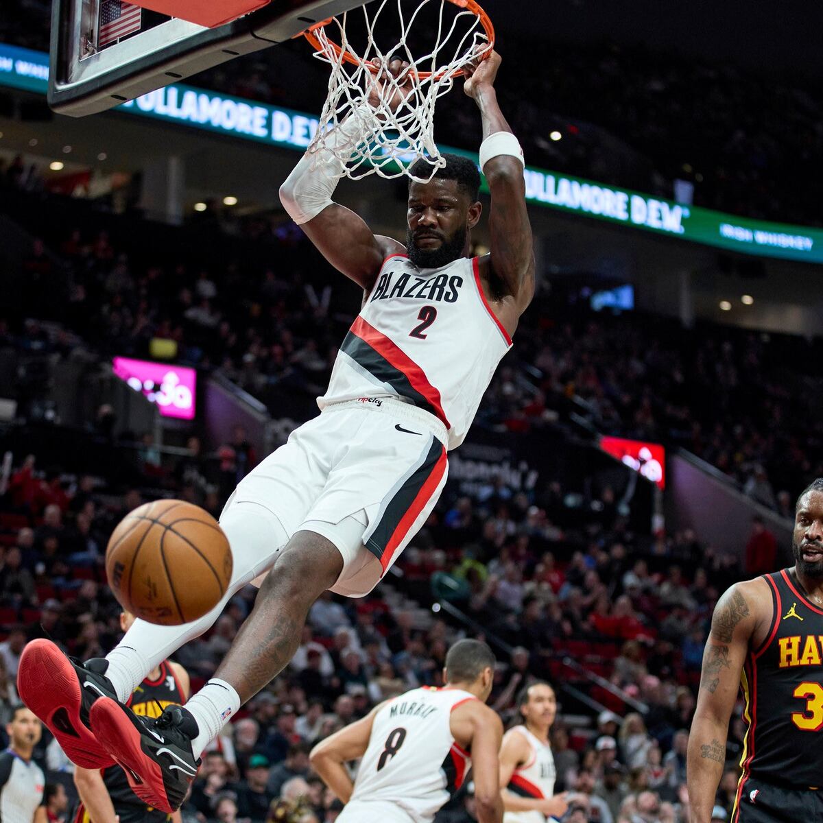 Lakers refuerzan la pintura con el gigante Deandre Ayton