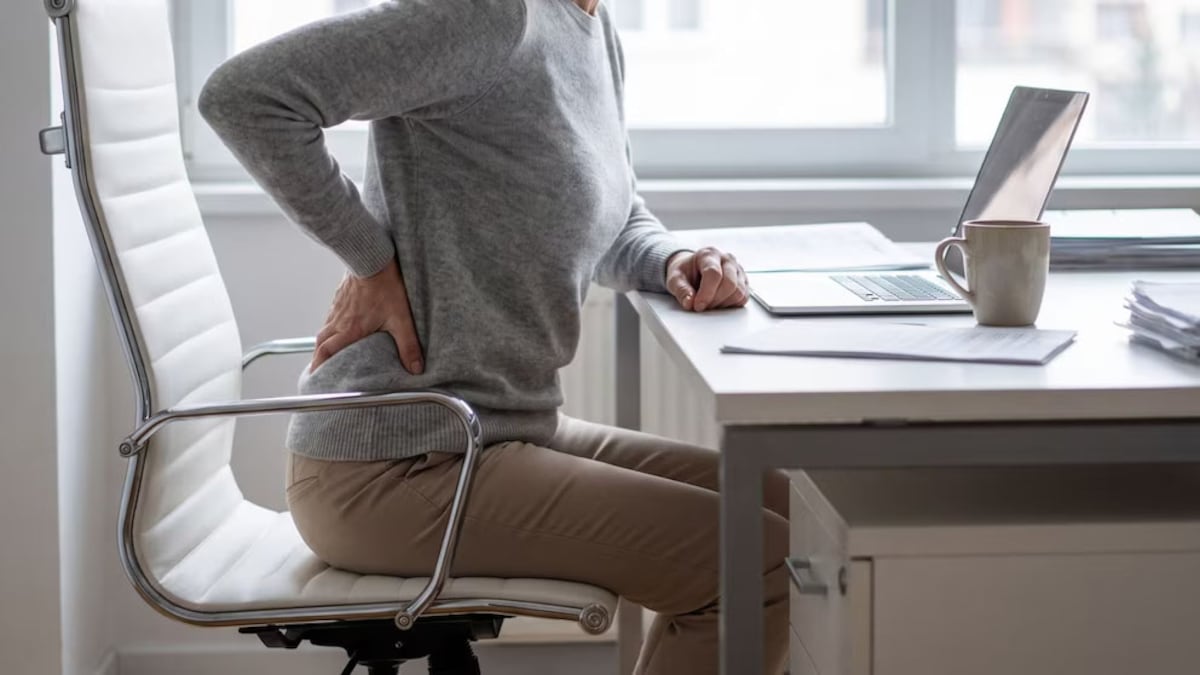 ¿Muchas horas sentado y dolor de espalda? La torsión sentada que invita a cuidar la espalda sin forzarla