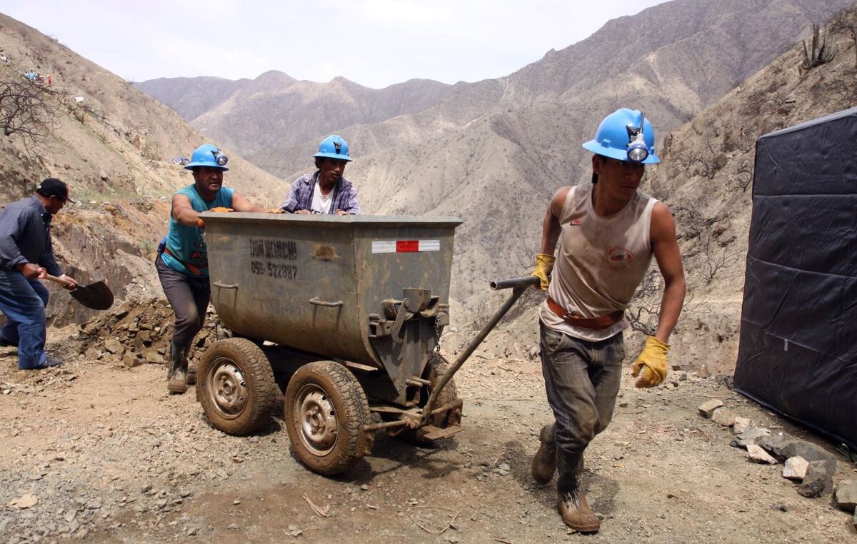 Perú anuncia reinicio gradual desde mayo de actividades clave como minería y construcción