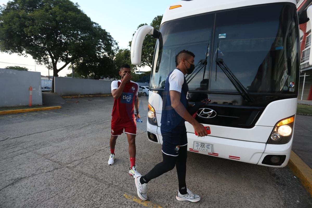 Nada de covid. Thomas Christiansen reaparece en el Rommel Fernández