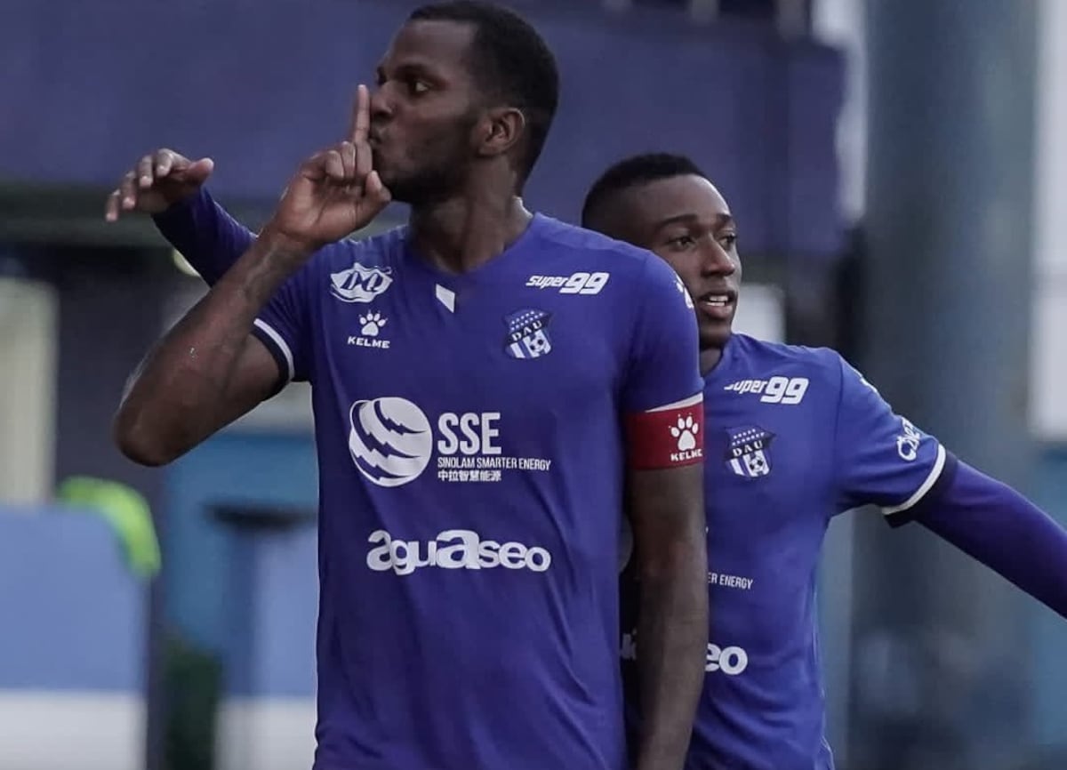 Cox le da alas al Árabe Unido y ‘el Bombo’ Medina agranda su leyenda