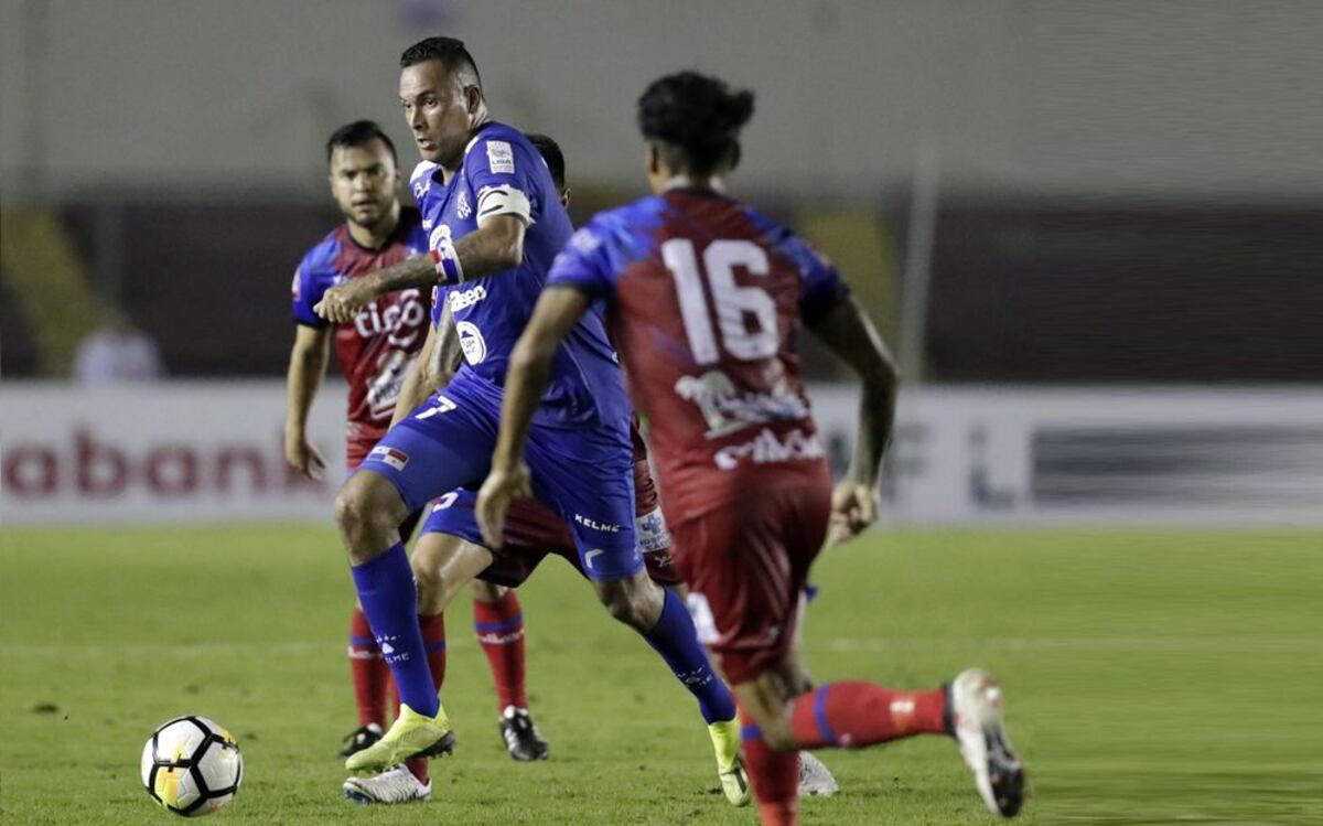 Blas Pérez sufre lesión y no jugará semifinal con Árabe Unido