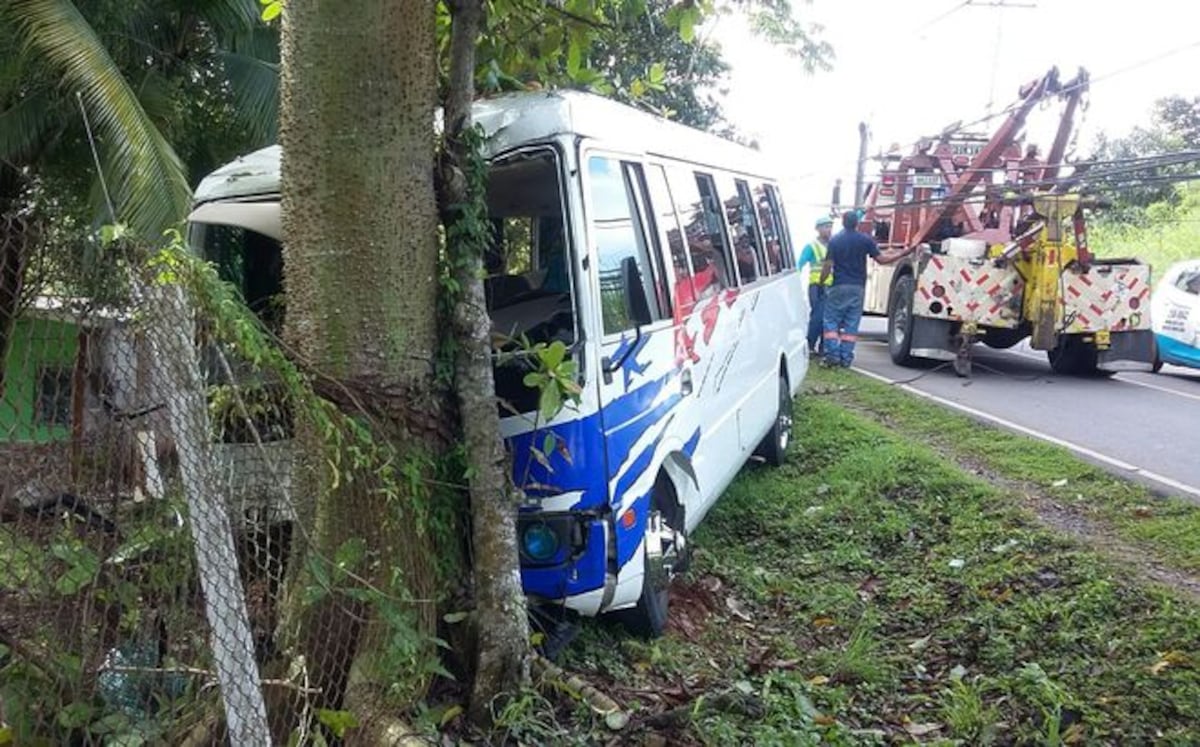 Bus de la ruta Vista Alegre pierde el control y colisiona contra un árbol