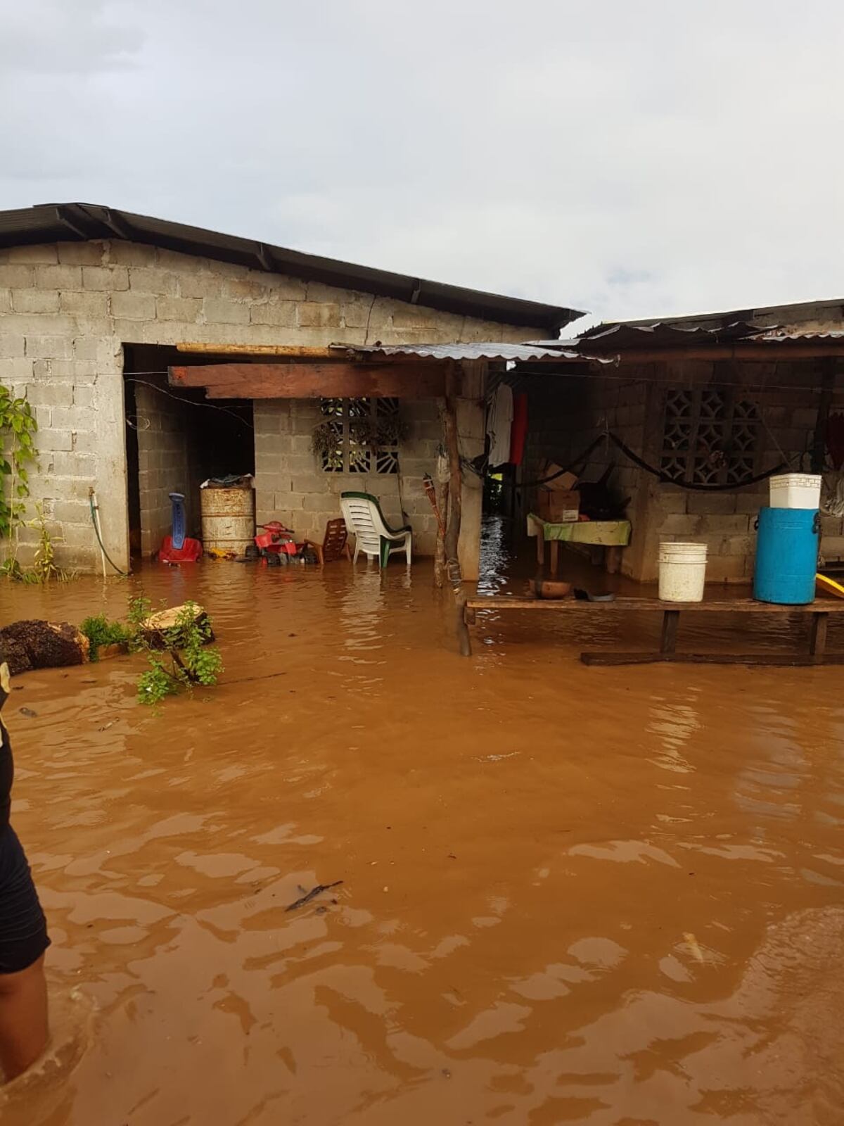 Entregan colchones y kits de limpieza a familias afectadas por inundaciones en Veraguas
