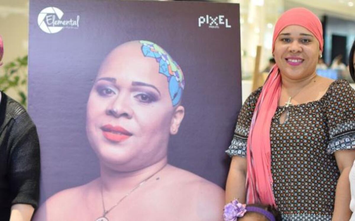 Mujer acusada de fingir tener cáncer, dice que la estafada fue ella