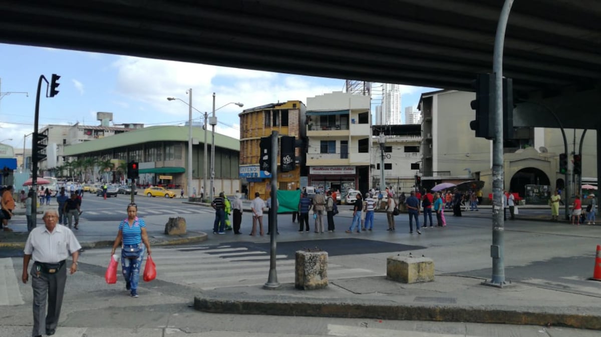 Jubilados cierran la 5 de Mayo y hacen caminar a los diputados por su aumento