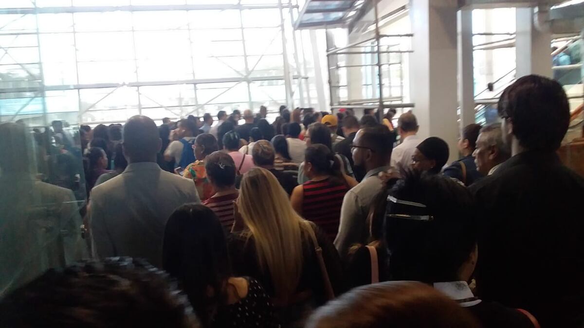 Se formó el revuelo. Se reestablece Línea 1 del Metro. Estaciones repletas. Denuncian ‘juega vivo’. Video