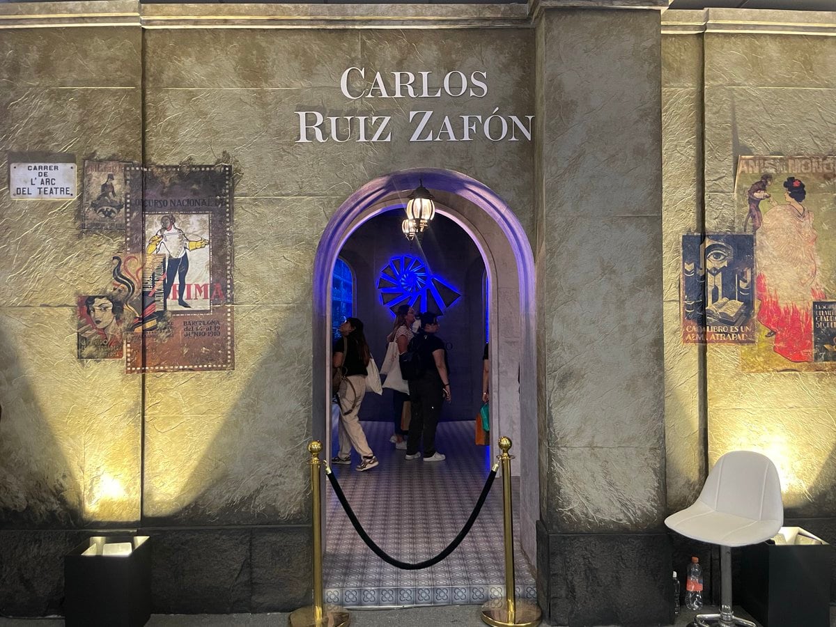 Homenaje a Carlos Ruiz Zafón en la FIL Guadalajara
