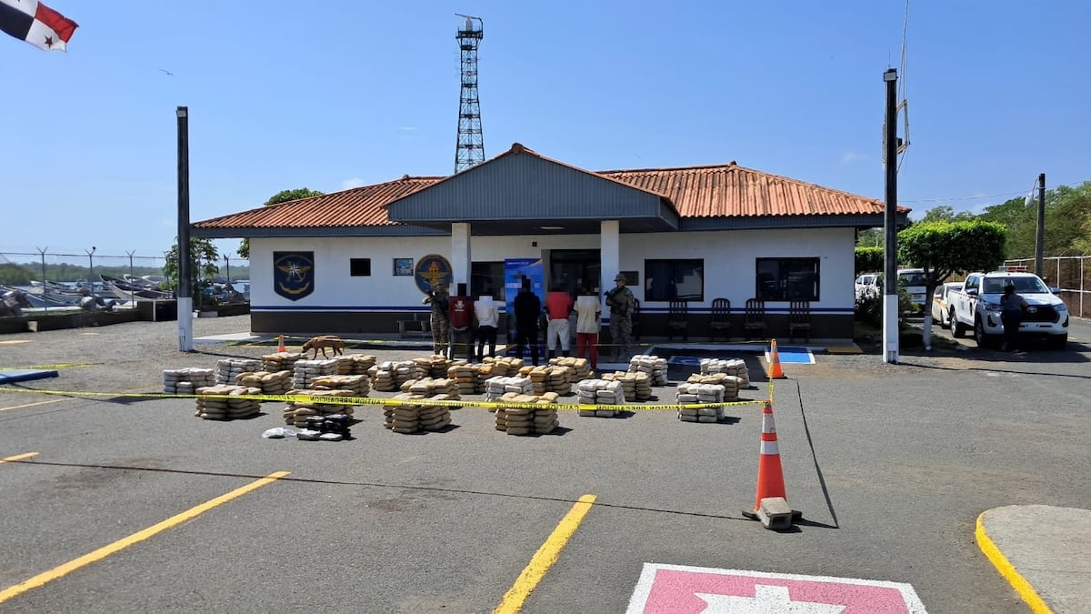 Frenan cargamento en alta mar: caen cinco con más de una tonelada