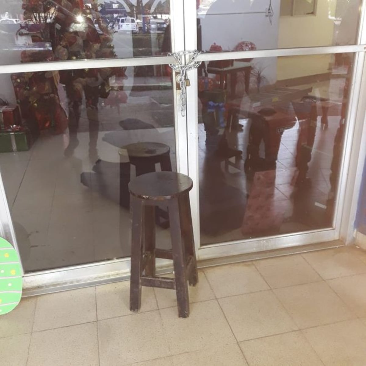 Docentes se embellacan. Encadenan puertas de Meduca como protesta