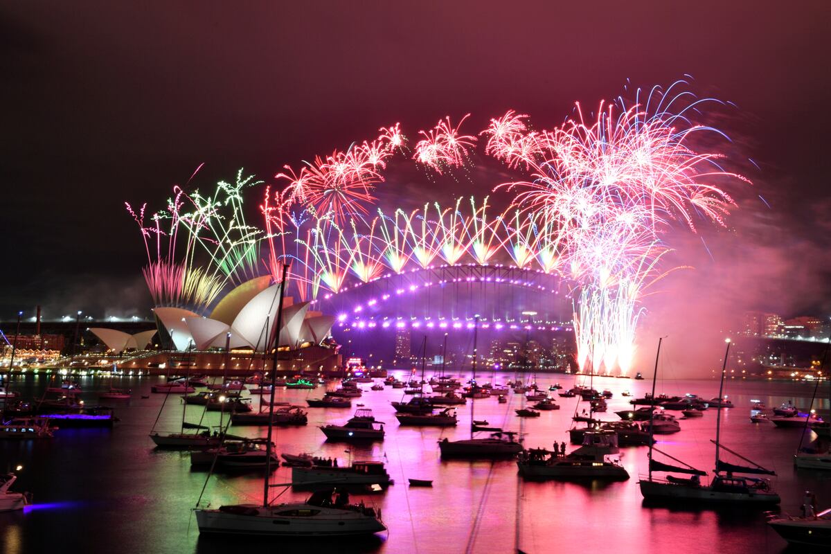 Fuegos artificiales sobre calles vacías, así llega el año 2021