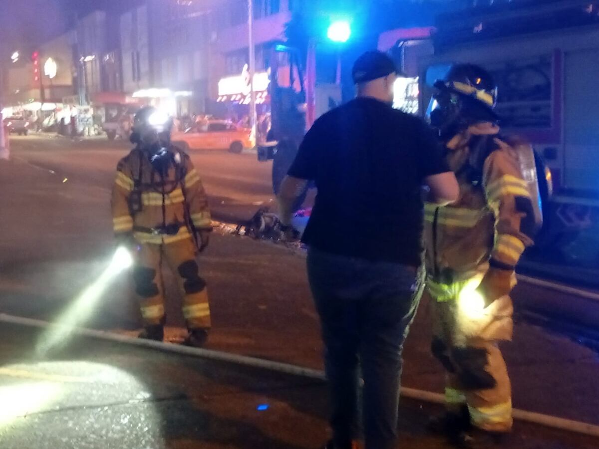 Explosión nocturna en Santiago: humo, pánico y una rápida reacción de los camisas rojas