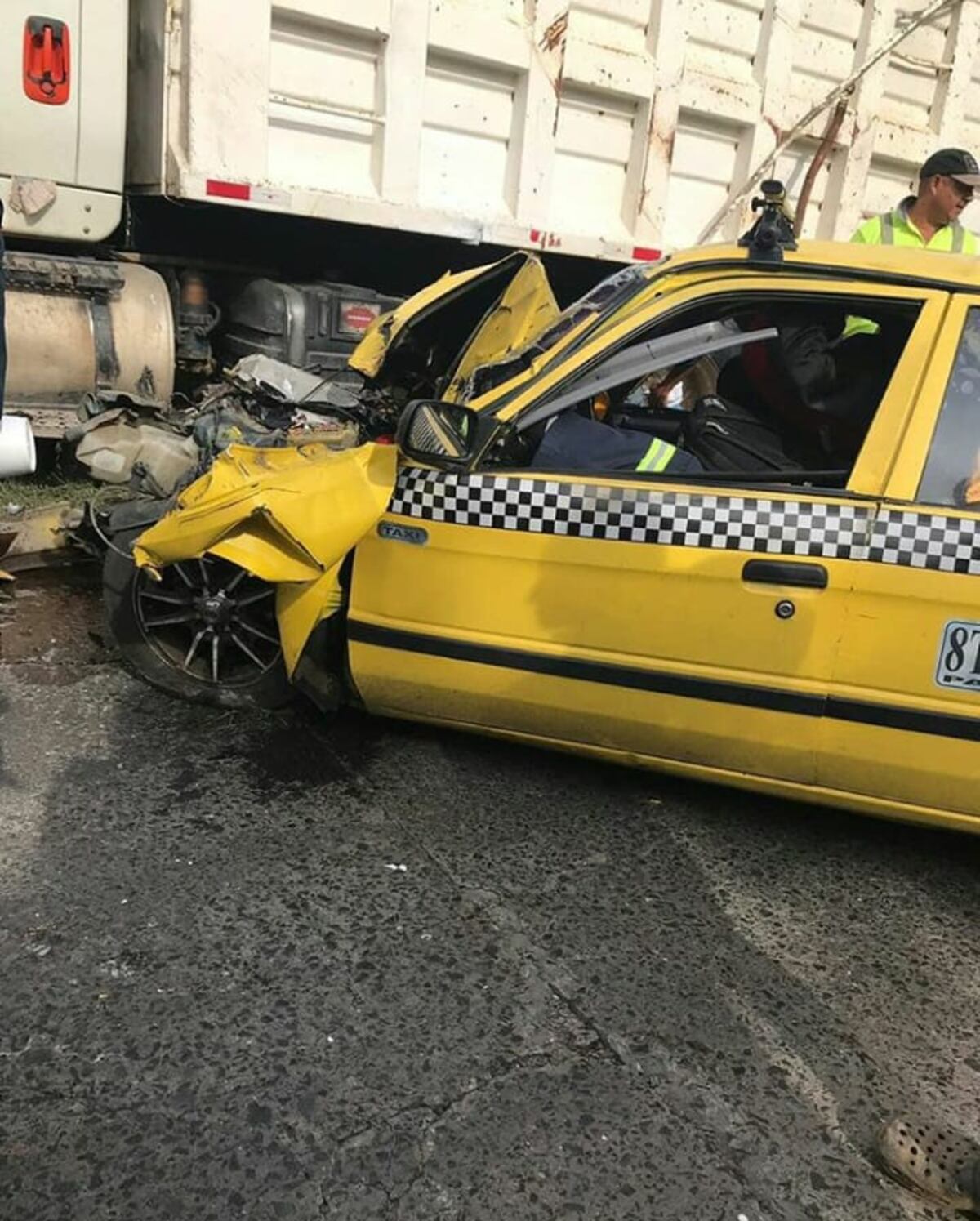 Iba a buscar a su familia, pero nunca llegó.  Manejaba el taxi cuando falleció  