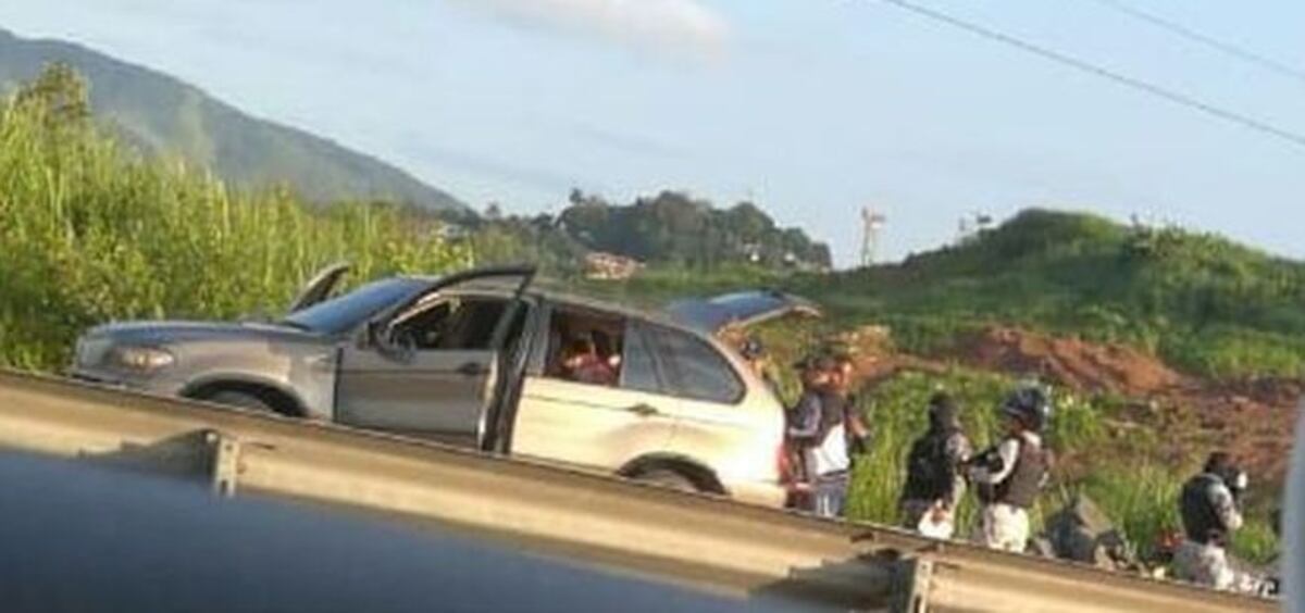 Sorprenden a pareja en un BMW con hierba y arma en silla de bebé. Los capturan