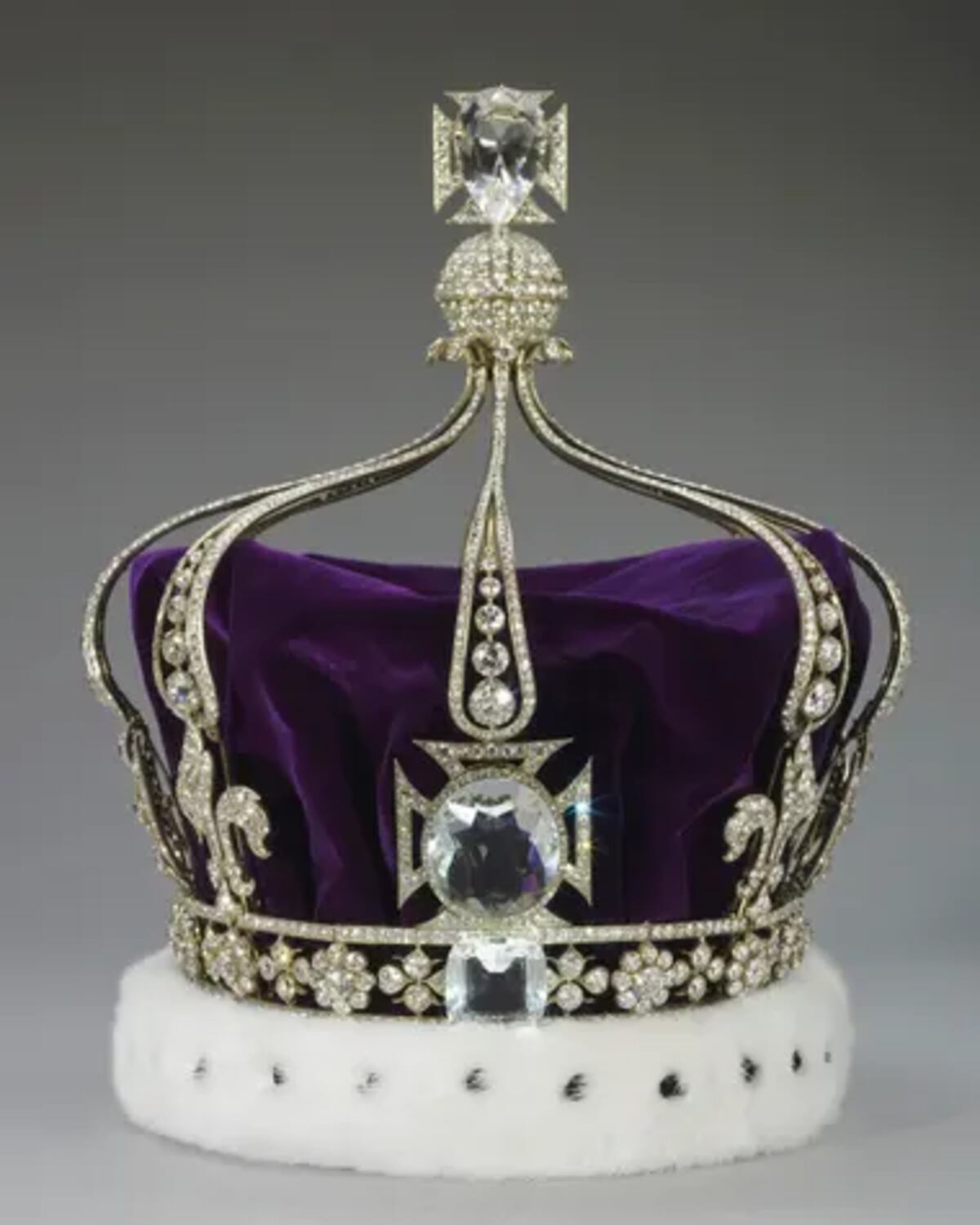 Activistas atacan con comida la vitrina de la Corona del Estado Imperial y obligan al cierre temporal de la Torre de Londres