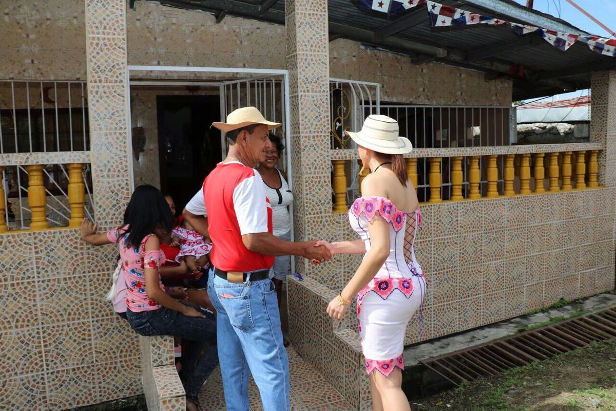 ¿EN CAMPAÑA? Katleen Levy sale a los desfiles y se promueve con agua y abanicos