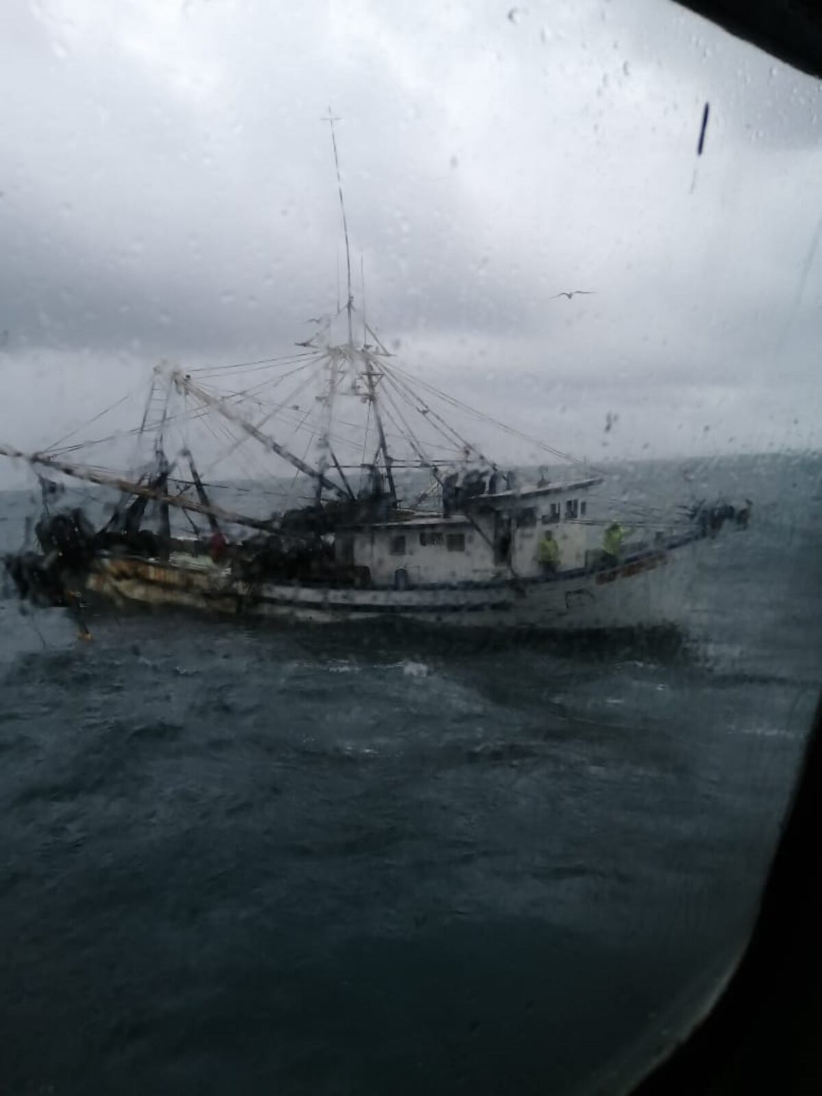 Cinco pescadores son rescatados por unidades del Senan luego que su embarcación se hundiera  