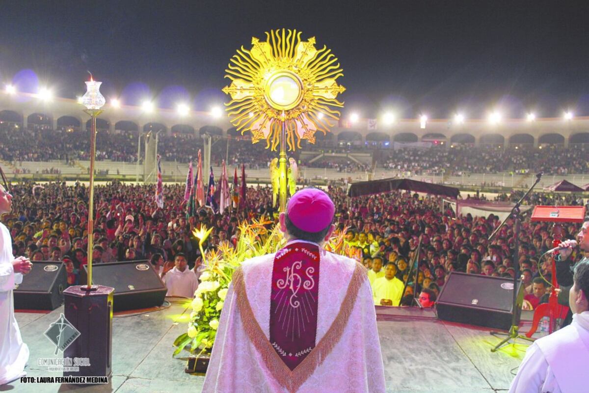 'Las mujeres se visten como varoncitos, ya no hay glamour': arzobispo de México