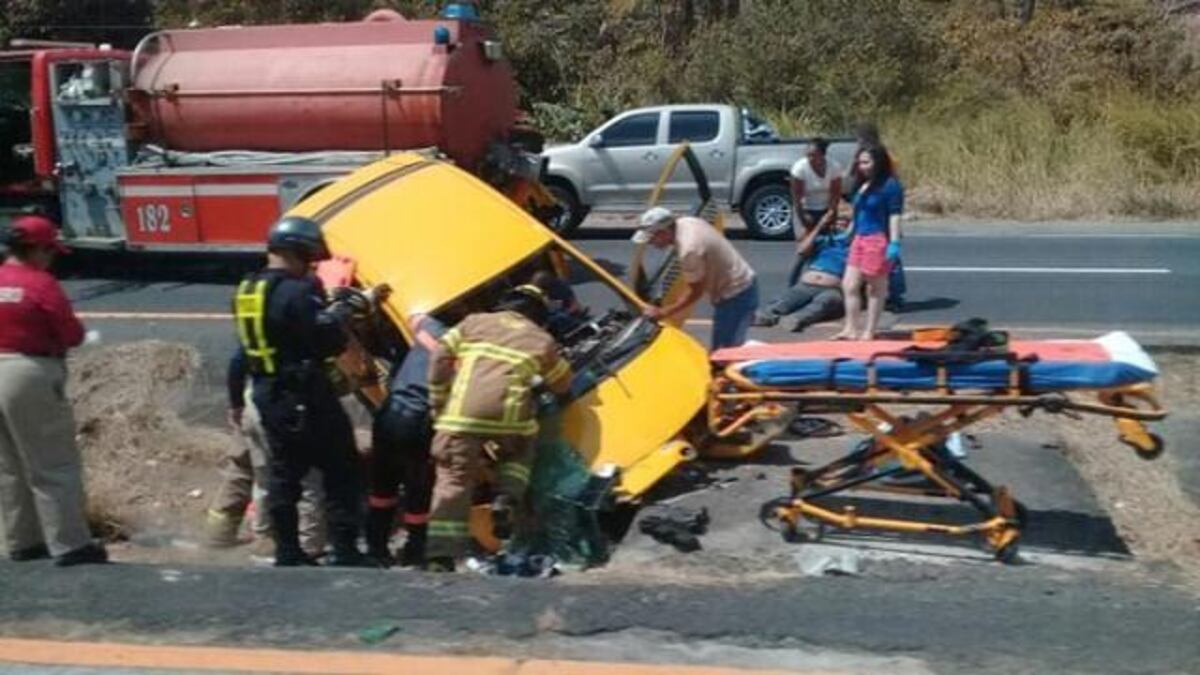 Taxi se fue contra cuneta y hay dos heridos en accidente en Sajalices