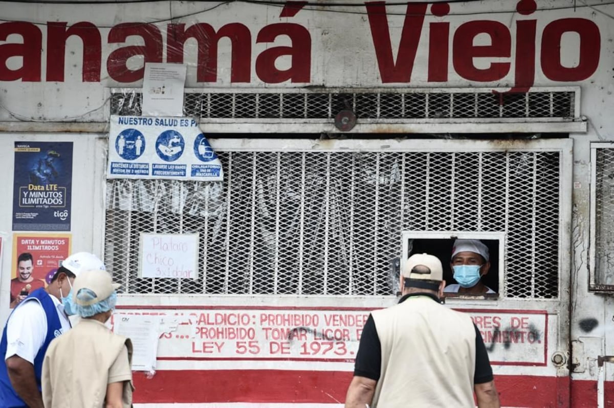 Rebeldía en el cluster. Vive con 27 contagiados pero él pasea feliz y tranquilo. Lo arrestan. Video