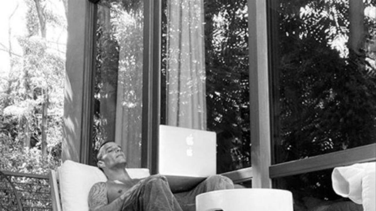 Sube foto sin camisa y sus fanáticos prenden las redes sociales de tantos likes