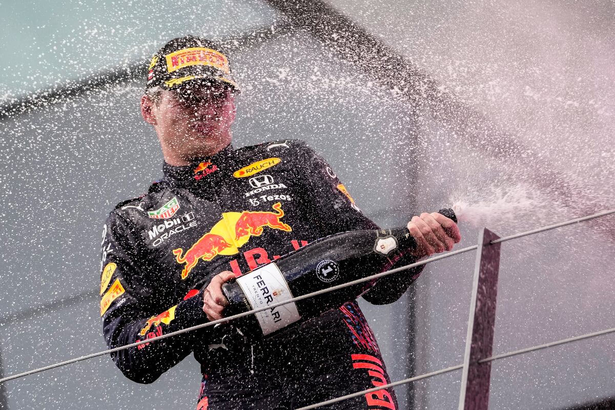 Max Verstappen vuelve a ganar y valora la labor de su compañero ‘Checo’ Pérez