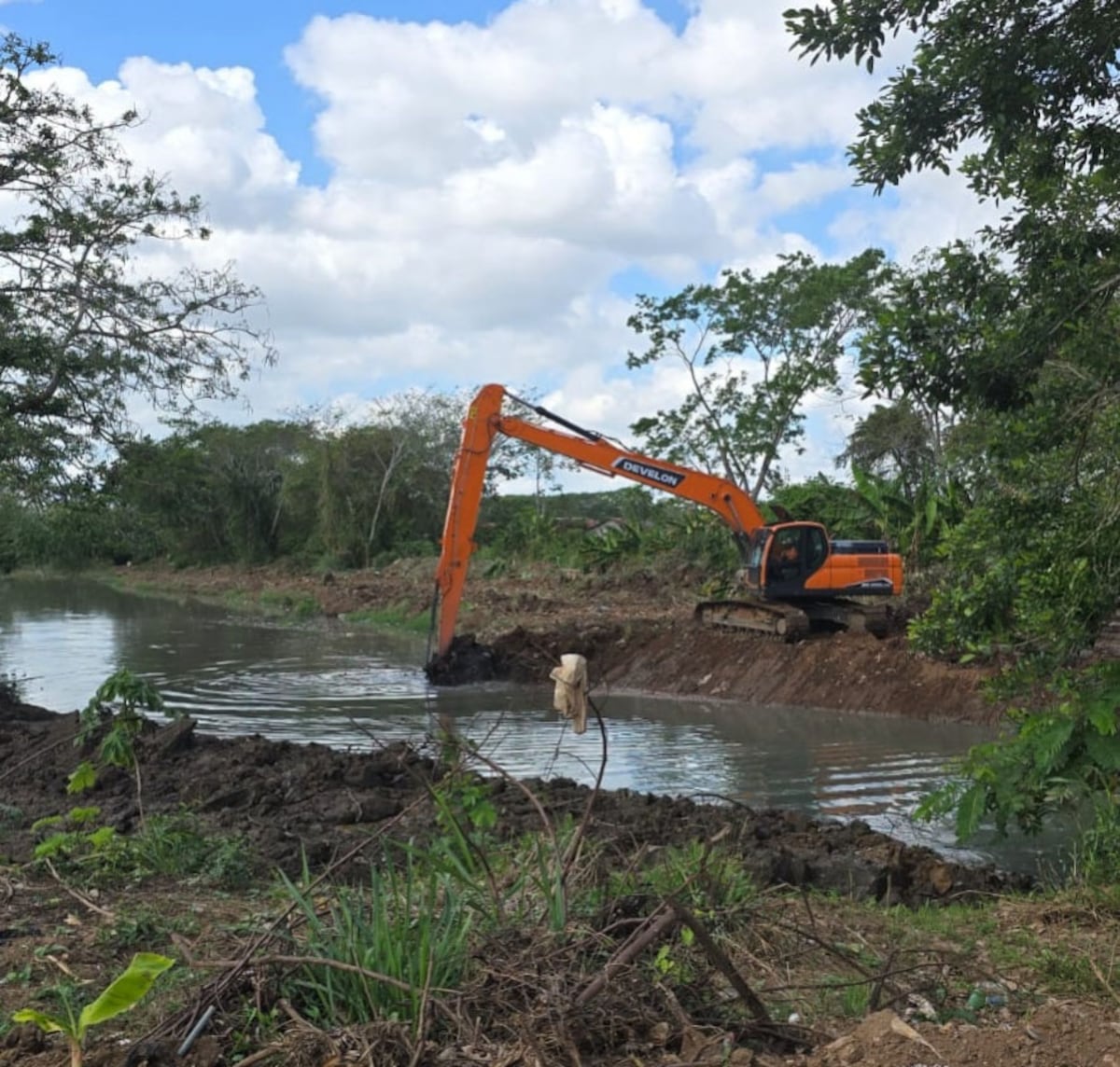 MOP advierte: basura y promotoras retrasan trabajos clave contra inundaciones en Panamá Oeste