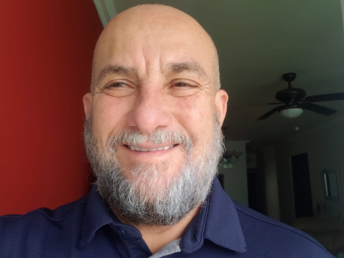 No coma cuento. Conoce la manda que está pagando el narrador Elías González 