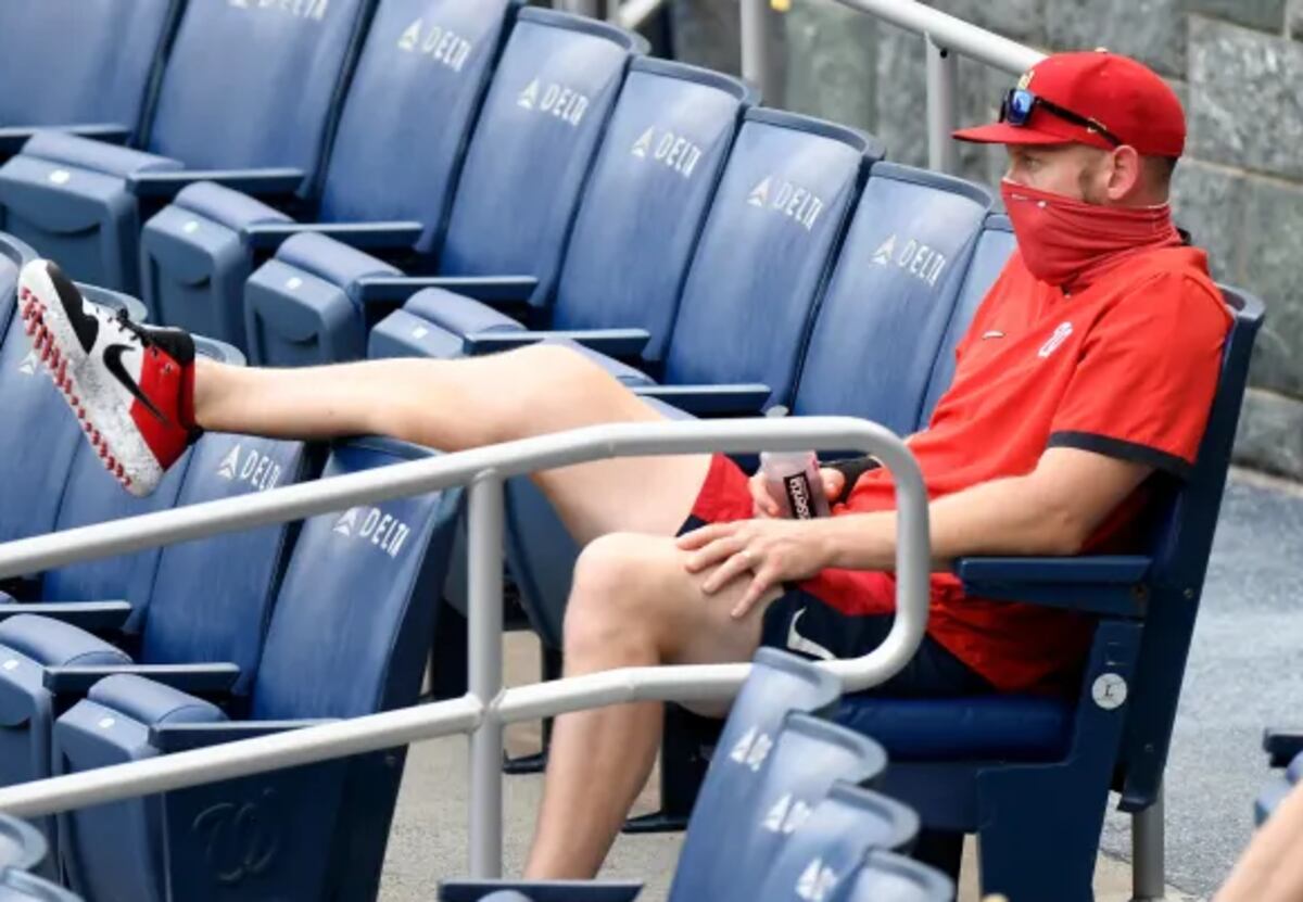 ¡Insólito! Lanzador es expulsado del juego pese a que estaba en las gradas