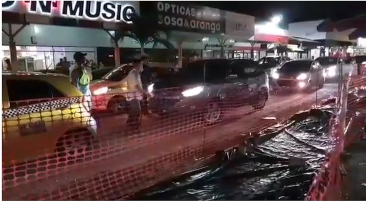 Era una mujer. Intenta darse a la fuga en Los Pueblos, le disparan en las llantas y la atrapan frente a casa de citas. Video