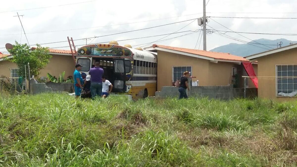 ¡SAAANTO! Bus queda sembrado en medio de una residencia en El Tecal de Vacamonte