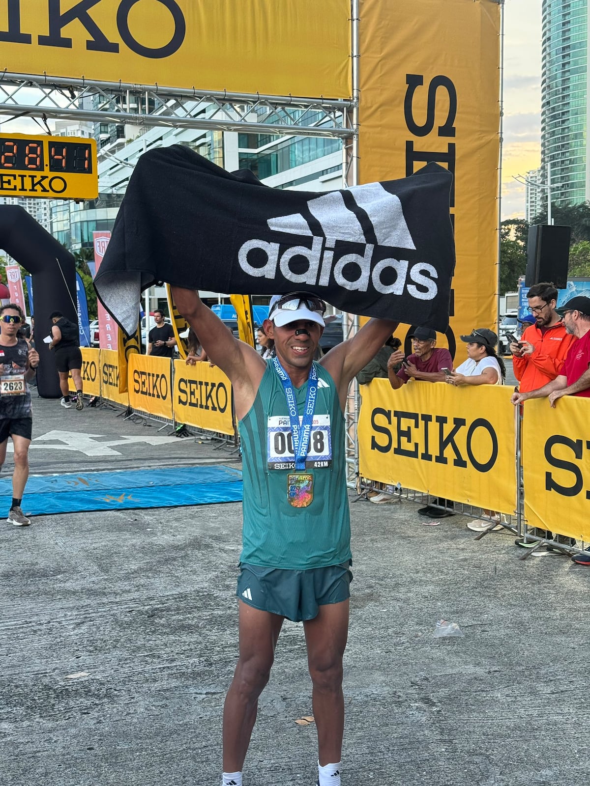 Jorge Castelblanco y Raquel Agudelo se coronan en la Maratón Internacional de Panamá 2025