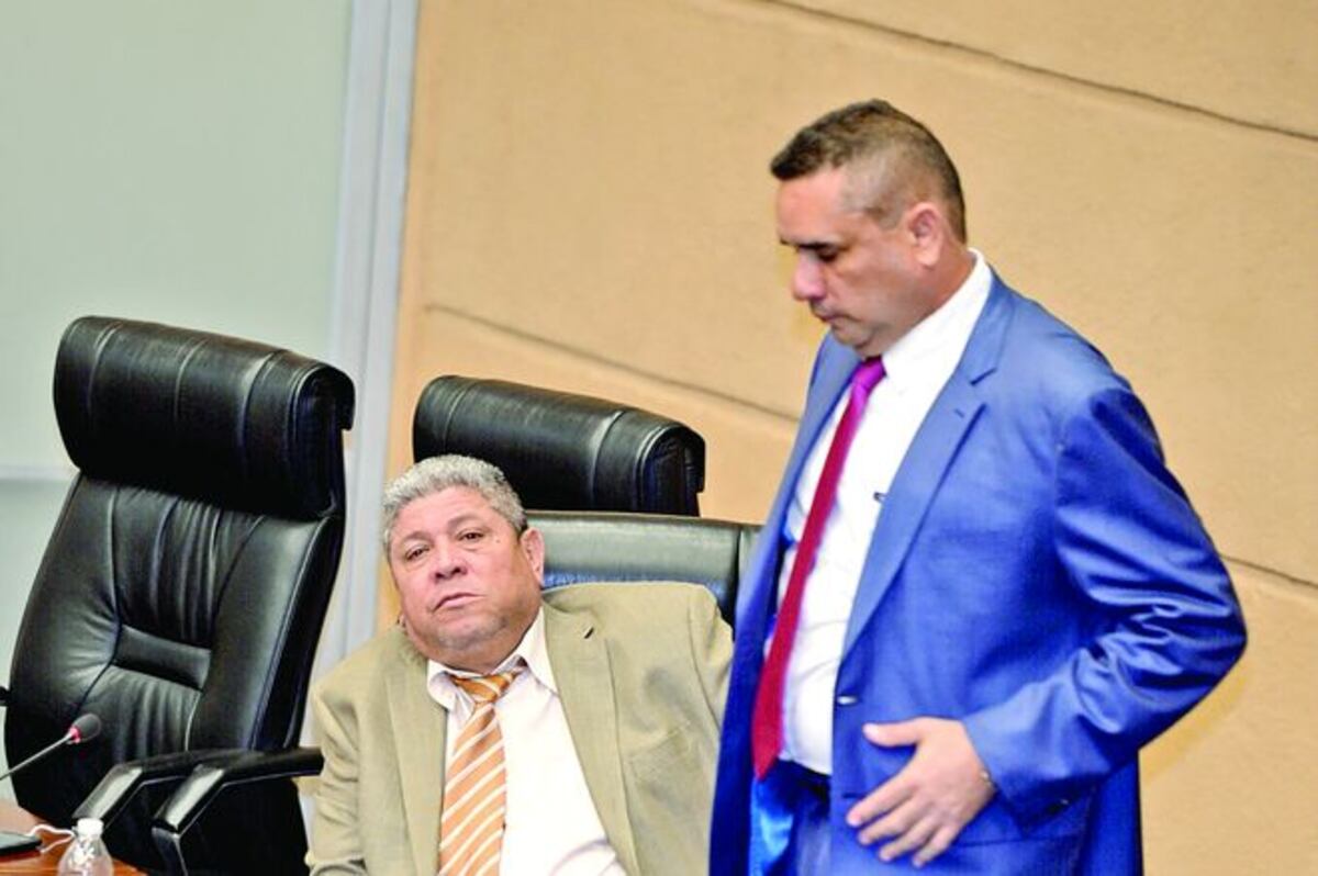 'ES UN PULPO' Diputado del PRD defiende su 'camarón'