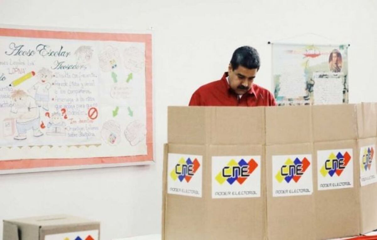 Vota Maduro en Venezuela para buscar su reelección
