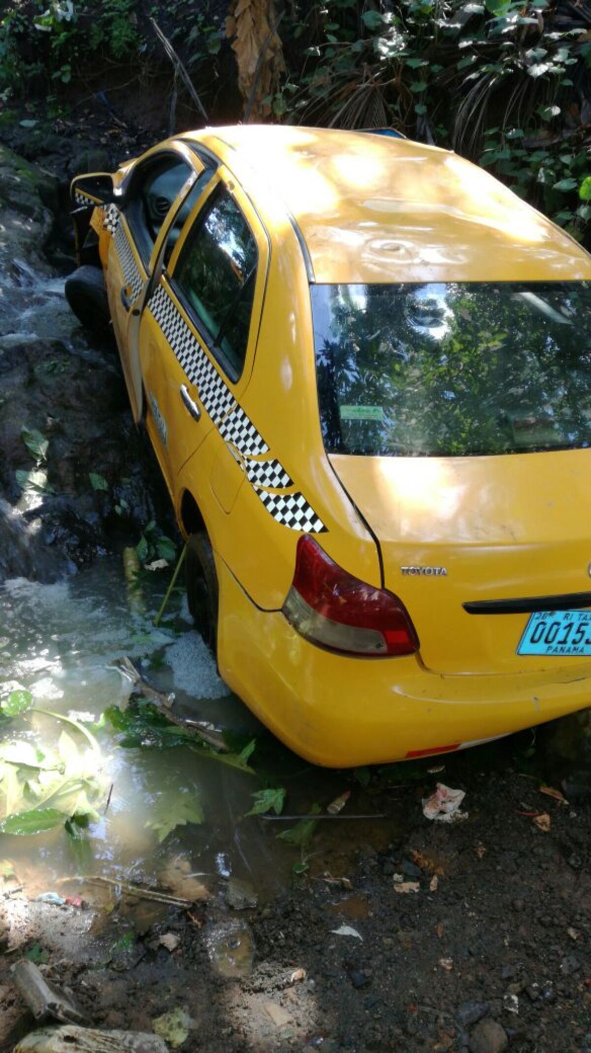 PAREJA CAE A UN PRECIPICIO. El taxi se quedó sin frenos 