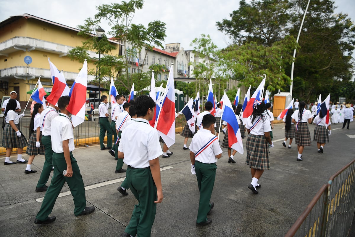 Polémica en desfile: Estudiante con mejor índice no pudo llevar la bandera por ser extranjera