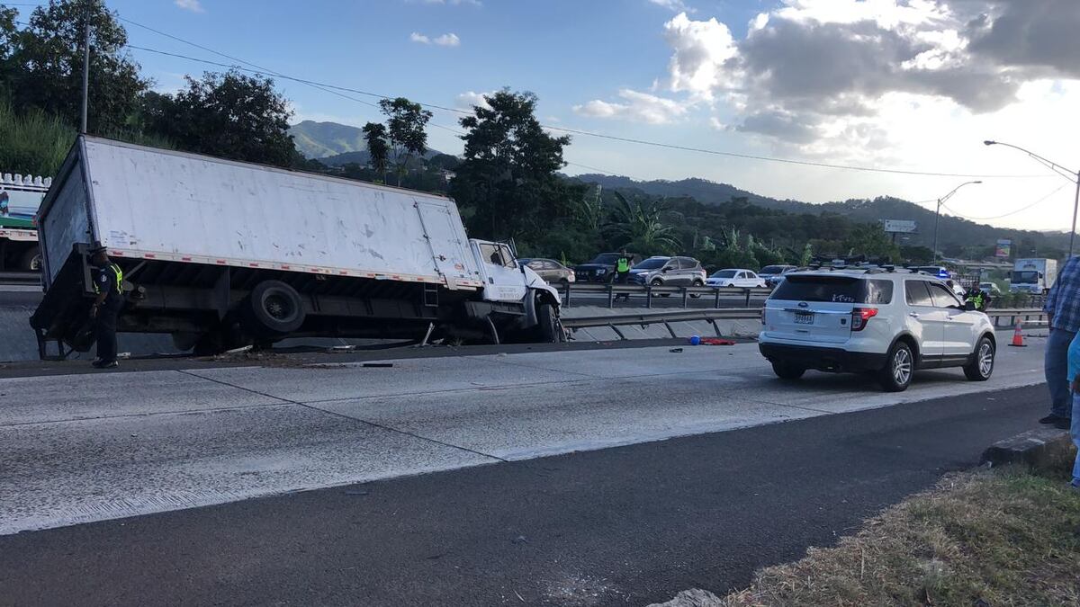 Camión se lleva a trabajadores en la vía Centenario a la altura de Burunga