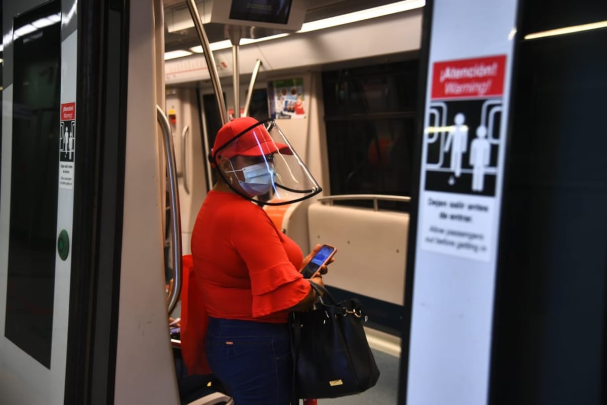 Usuarios del metro guardan distancia y no tocan nada para evitar el contagio del coronavirus