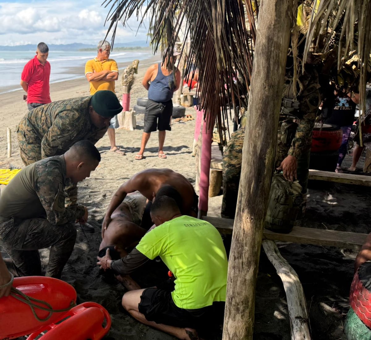 ¡Rescate a tiempo! Senafront salva a dos jóvenes arrastrados en Playa Los Olivos