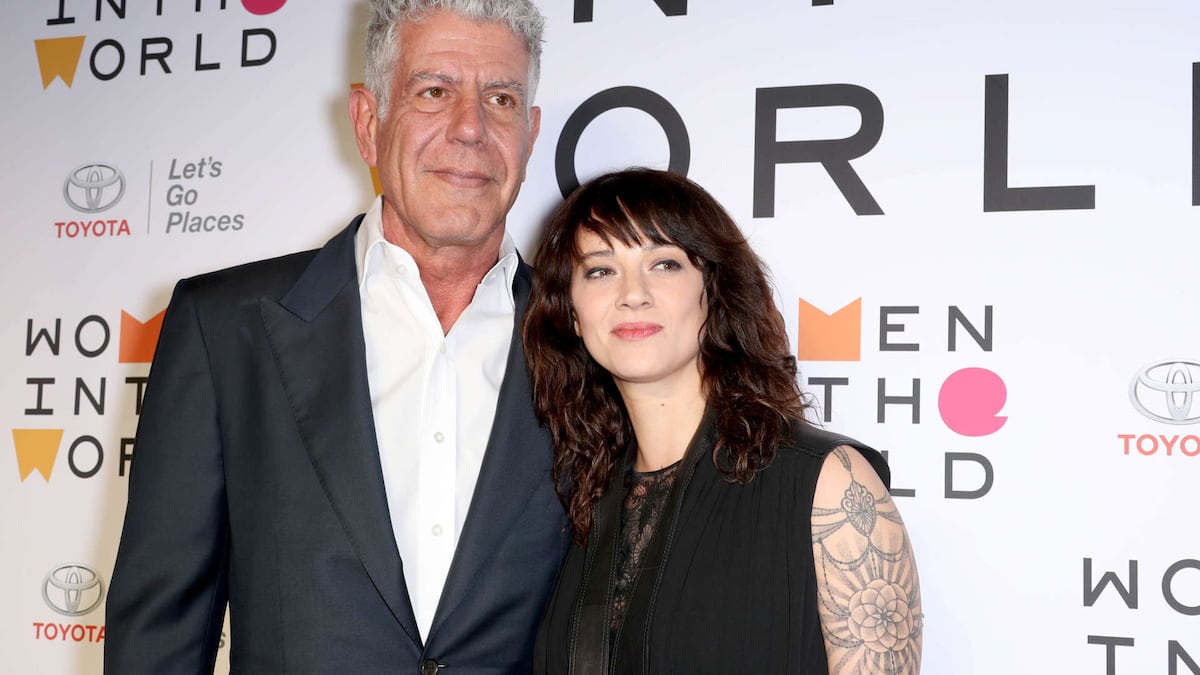 Acusan a actriz Asia Argento de la muerte de su novio, el chef Anthony Bourdain