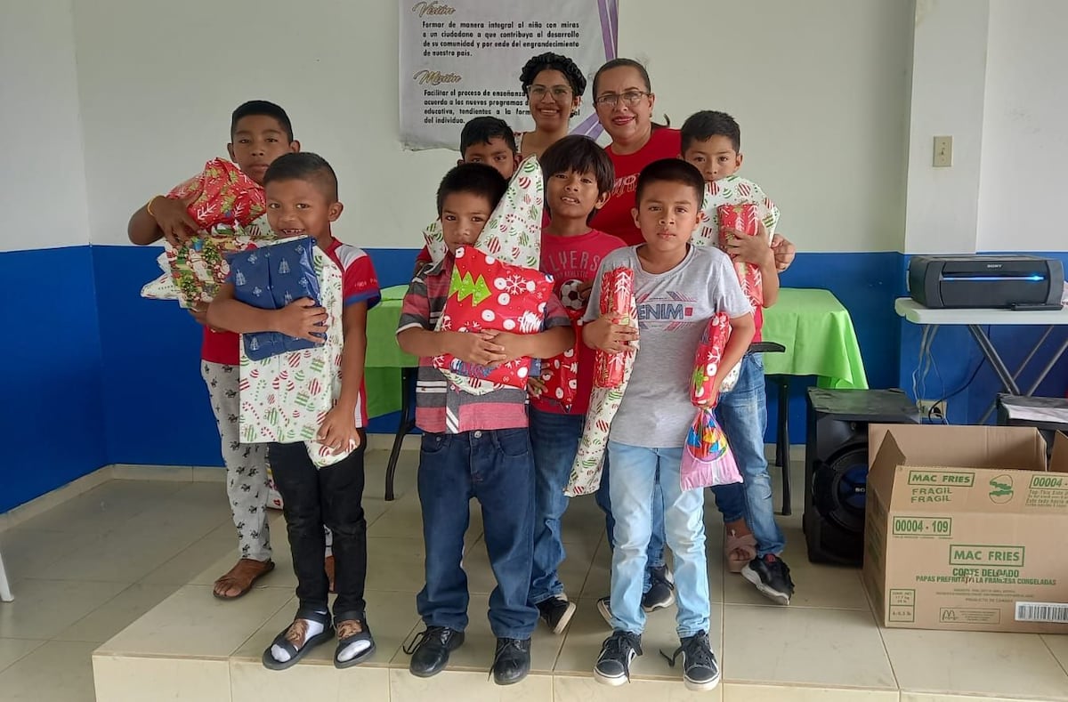 Niños de la Escuela La Lagunita de Chame celebran la Navidad