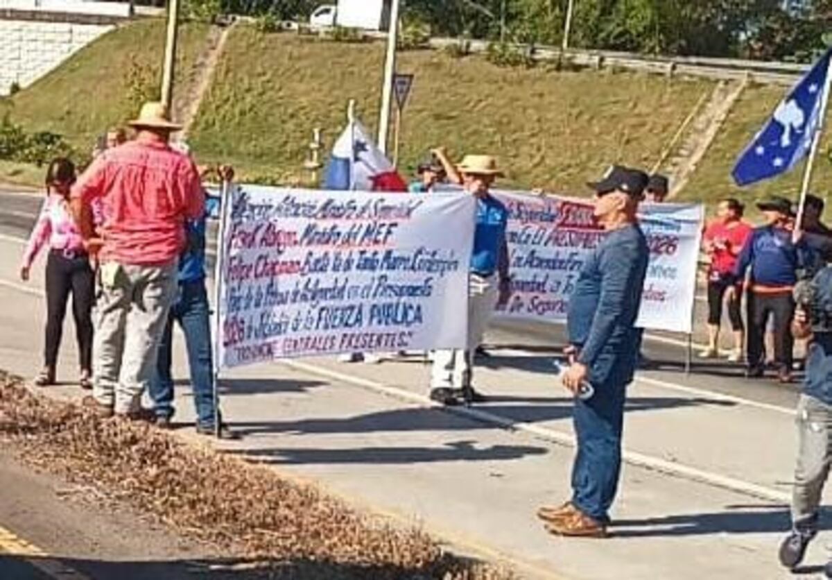 Policías jubilados cierran la Interamericana en Divisa por pago de prima de antigüedad