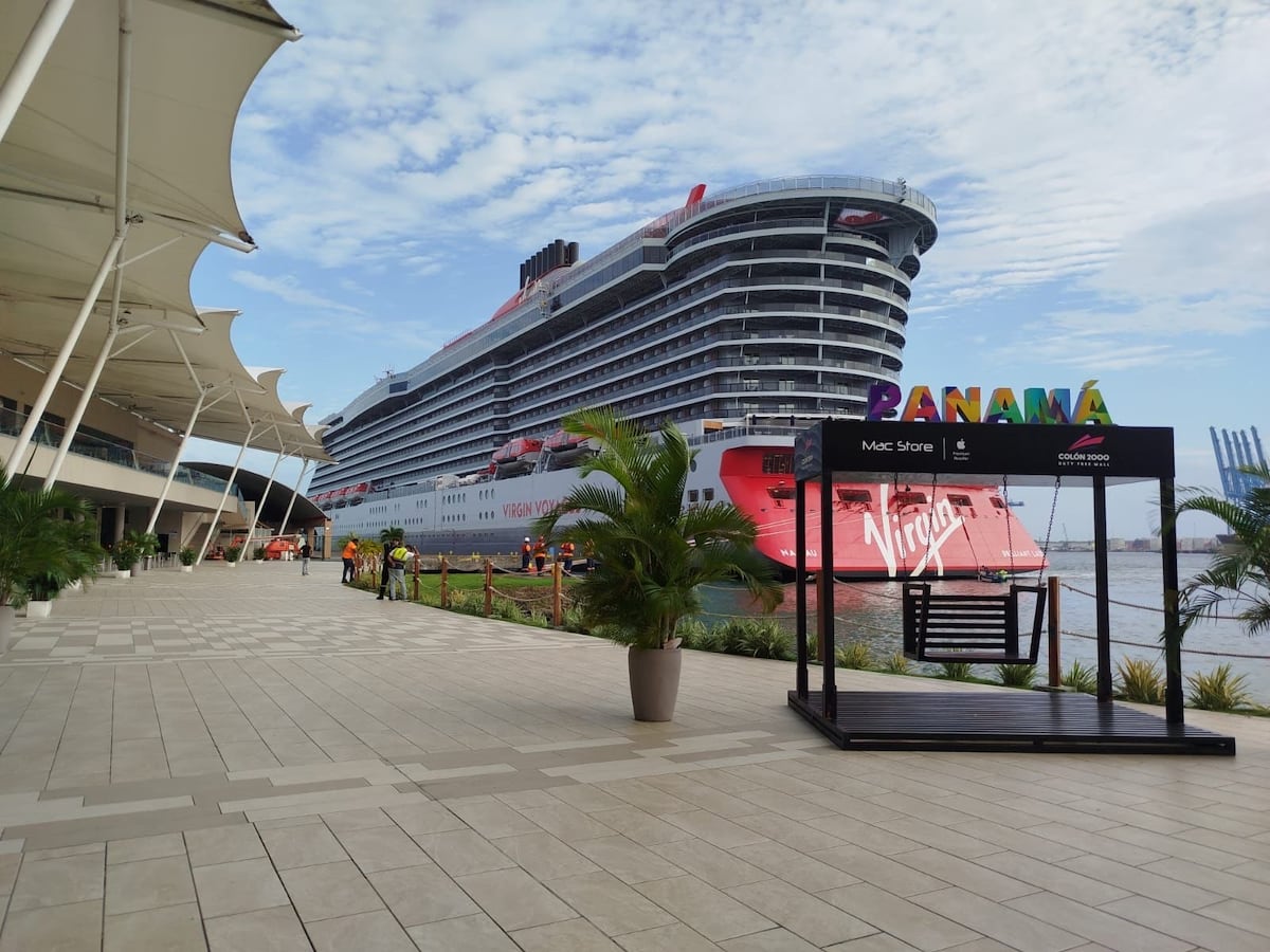 Un gigante del mar con más de 2,800 personas a bordo y 16 cubiertas llega por primera vez a un Puerto de Colón
