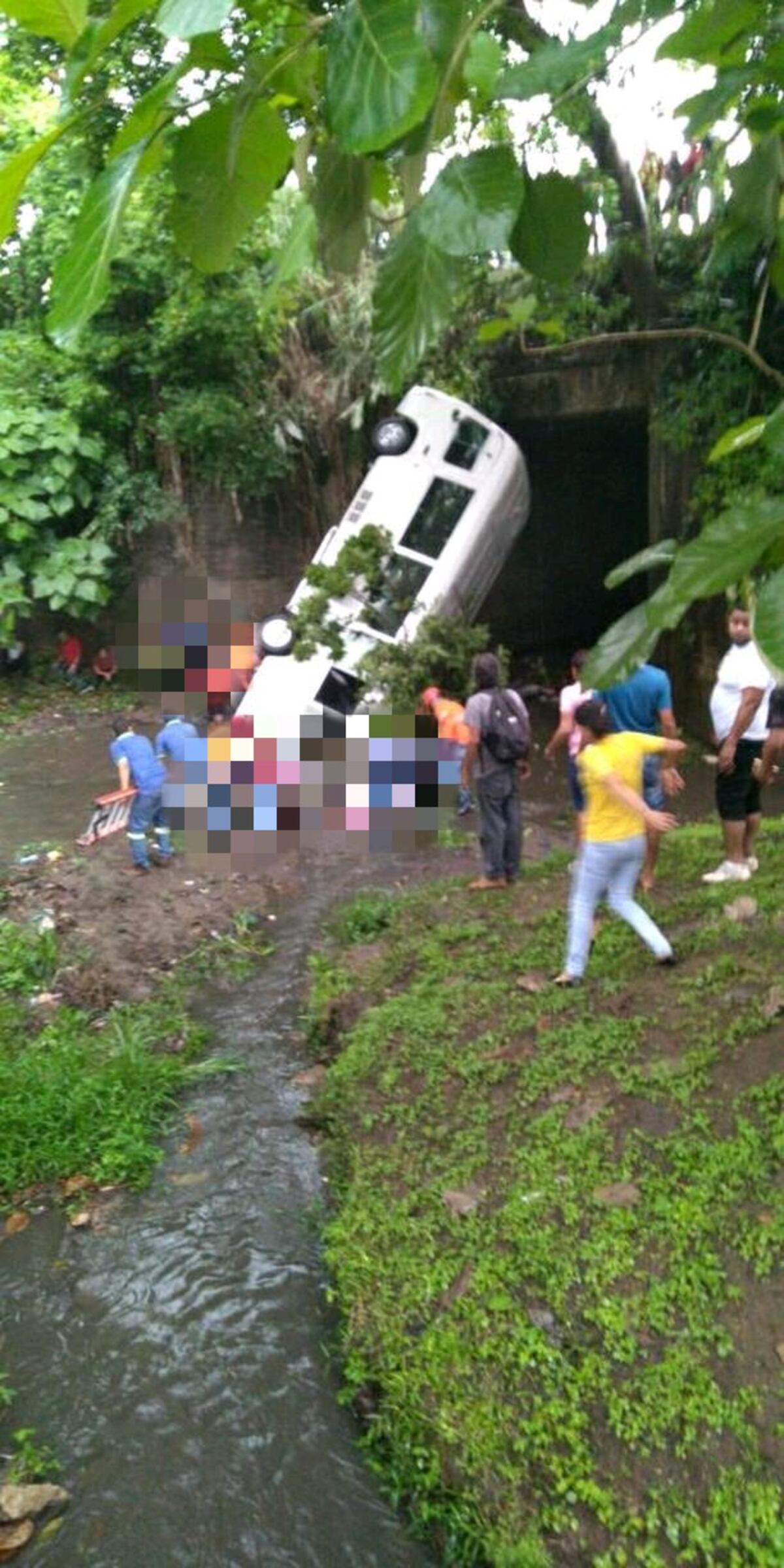 Tragedia. Un bus con pasajeros cae en un río en Las Cumbres. Van más de 10 heridos y 5 muertos. Videos