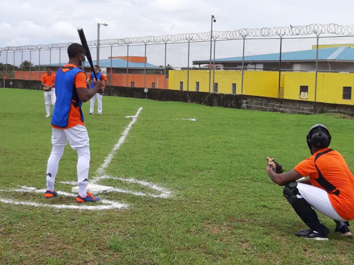 ‘El Caballo’ Carlos Lee comparte con menores infractores y les invita a meter un jonrón con sus vidas