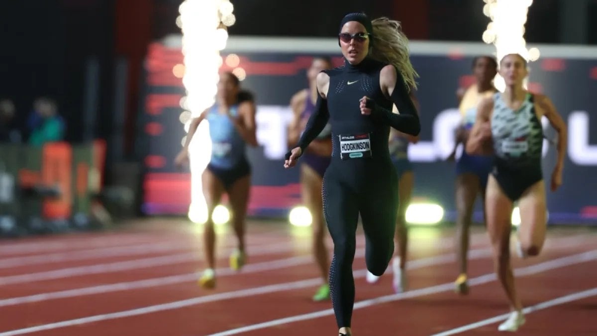 Keely Hodgkinson sorprendió con traje futurista y terminó volando en los 800 metros