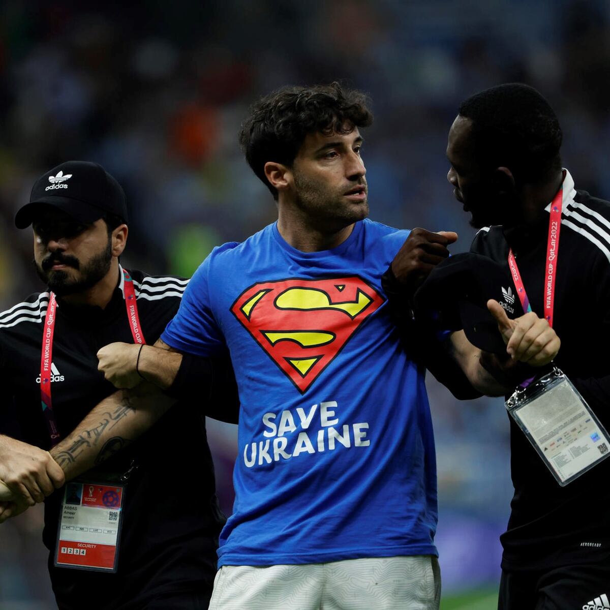 Presidente de la FIFA metió la mano al fuego por hombre que invadió la cancha en Catar