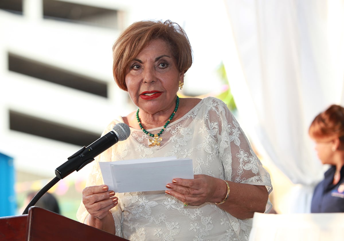Mayín Correa recibe la máxima condecoración del Estado